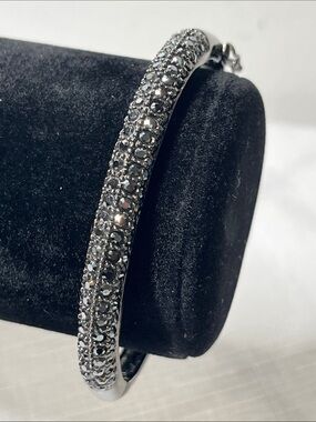 Lia Sophia Black-Tone Black Crystal Pavé Bangle
Safety Clasp